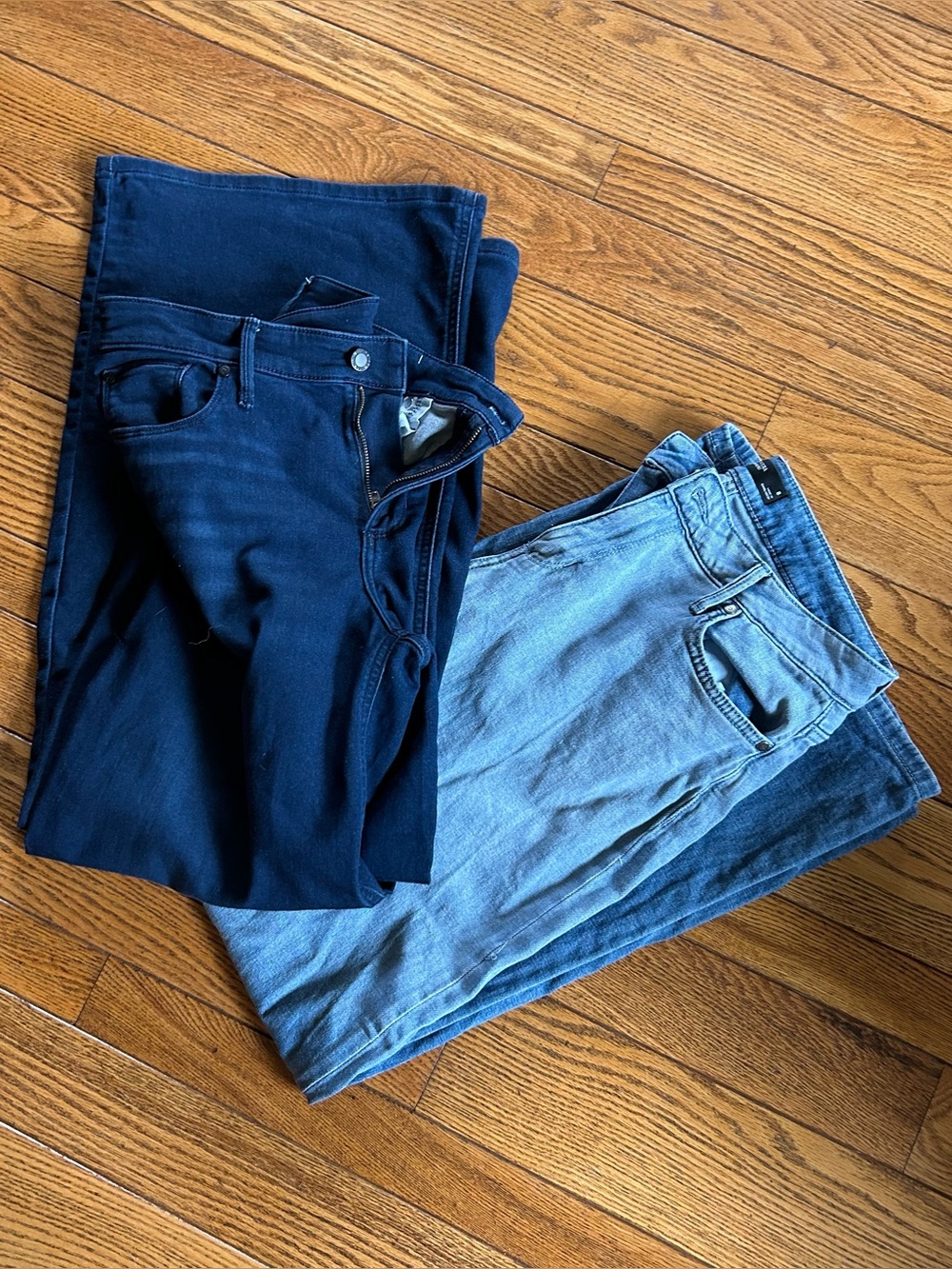 Simply Vera Wang 2 pairs jeans size 8, blue and ombre, like new